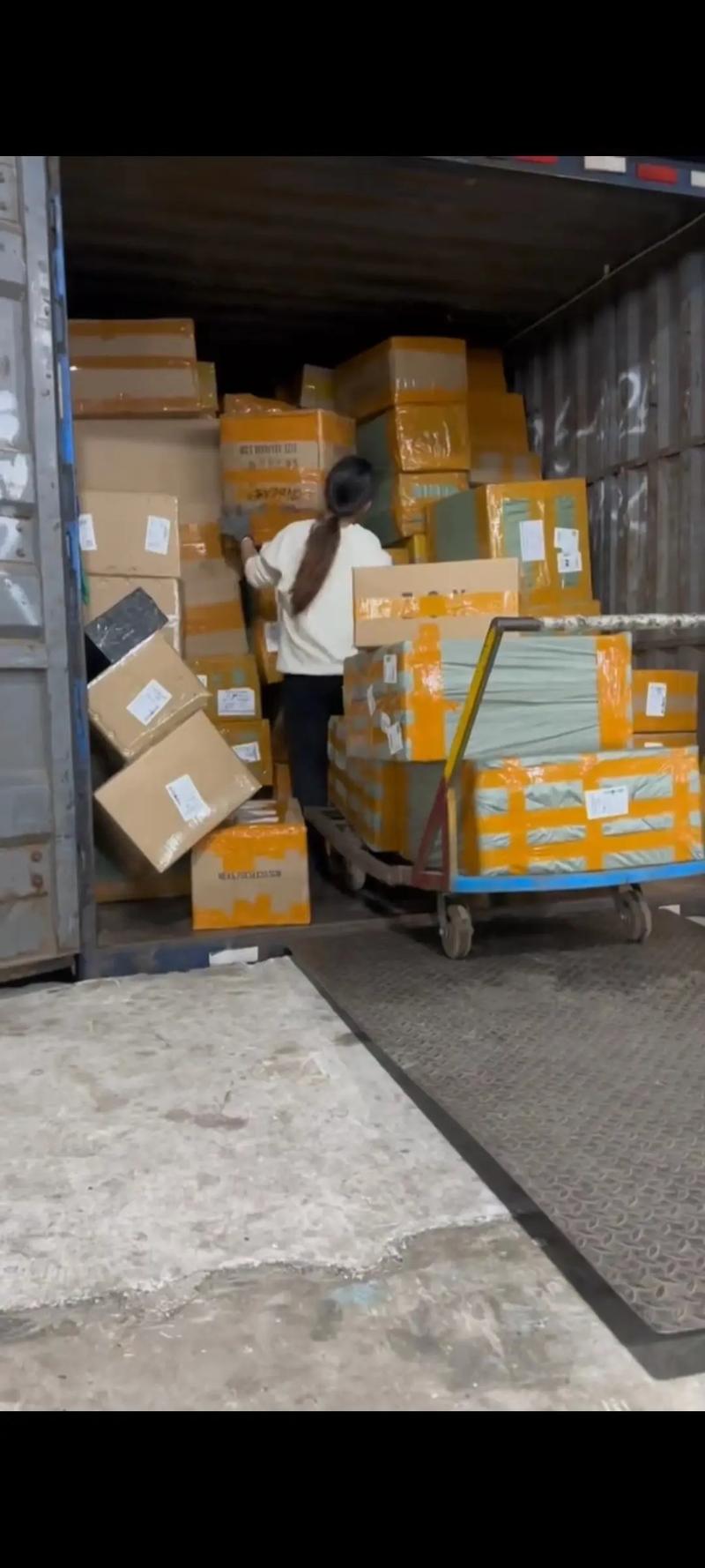 京东物流装卸工 一份包吃包住的高薪工作